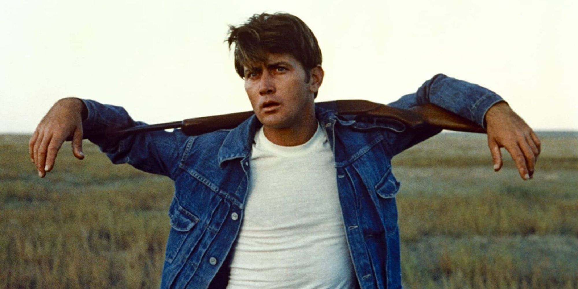 Martin Sheen carrying a gun on his back in Badlands