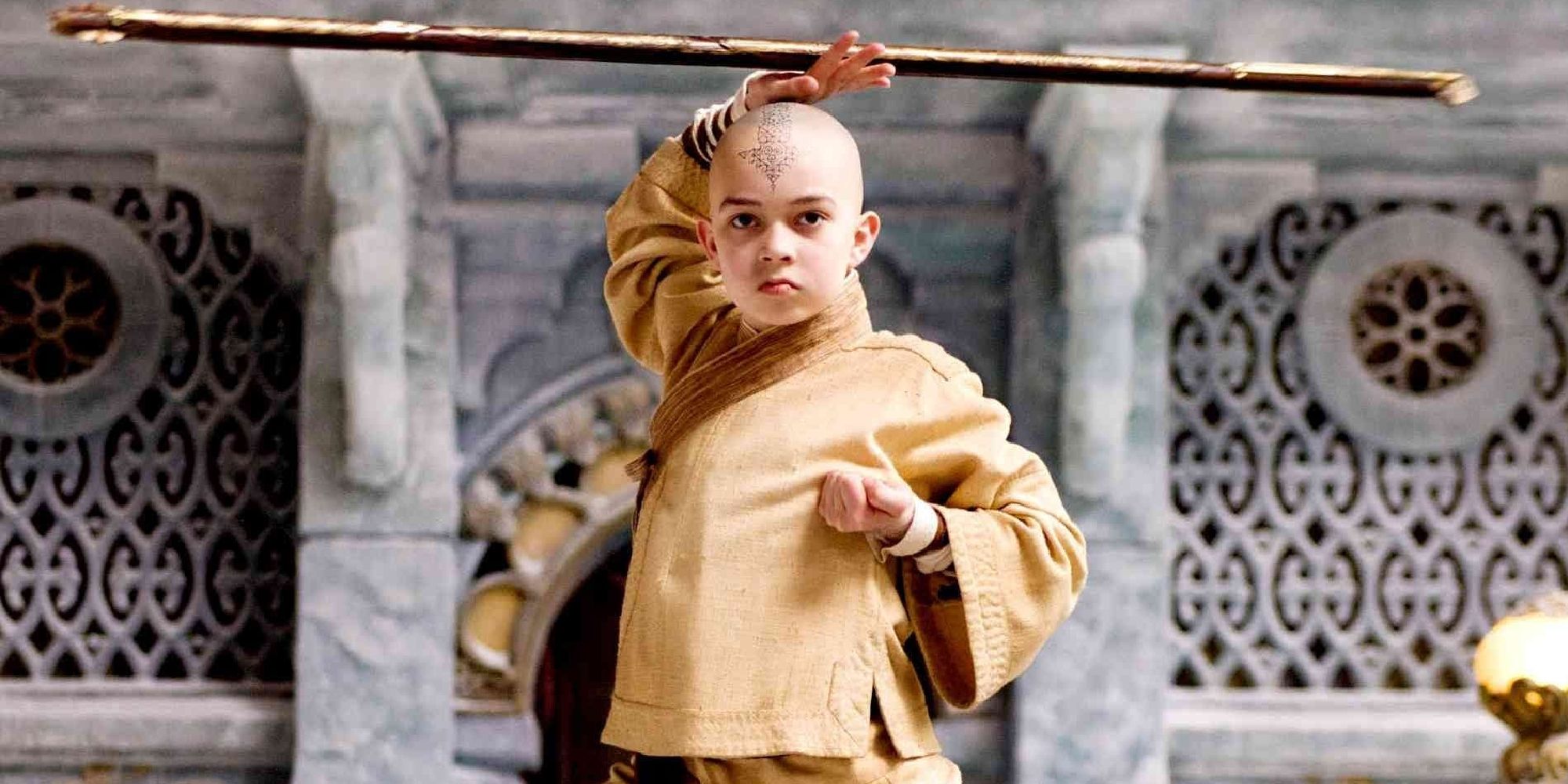 Noah Ringer nel ruolo di Aang che brandisce un bastone bo in The Last Airbender