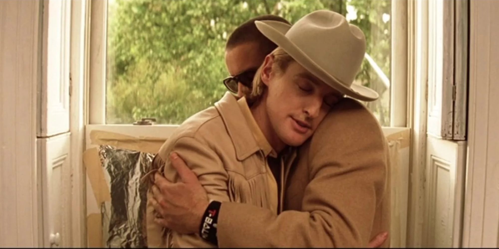 Owen Wilson and Luke Wilson hug in The Royal Tenenbaums