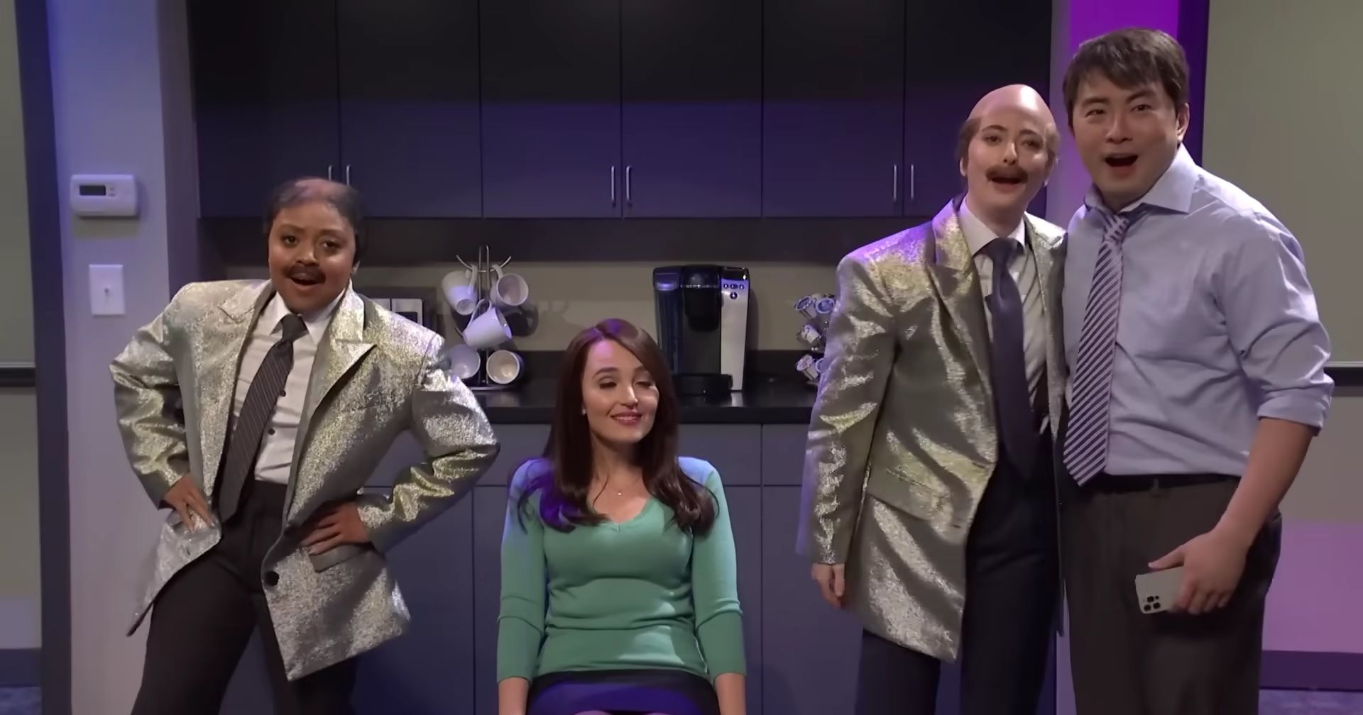 Quetta Brunson, Chloe Fineman, Sarah Sherman y Bowen Yang en SNL Bosses Sketch