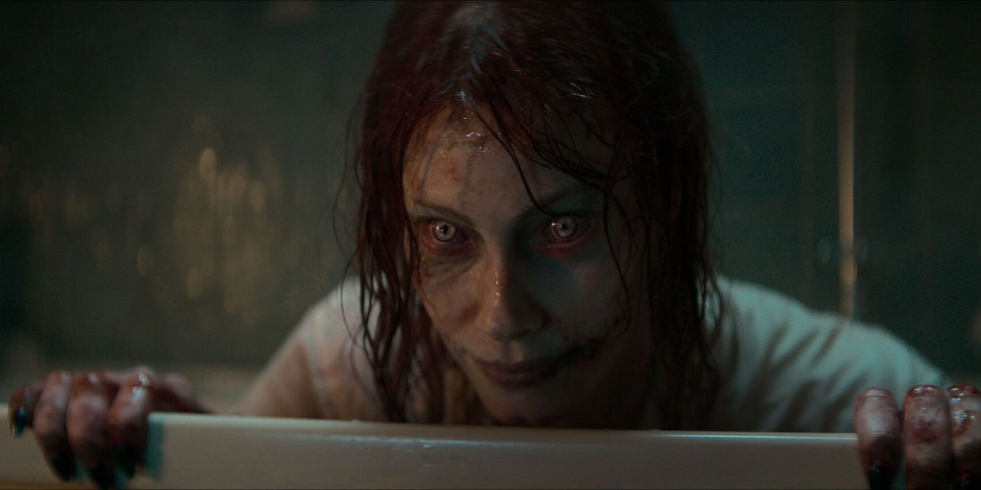 Alyssa Sutherland dans le rôle de Deadite Ellie accroupie dans une baignoire dans Evil Dead Rise
