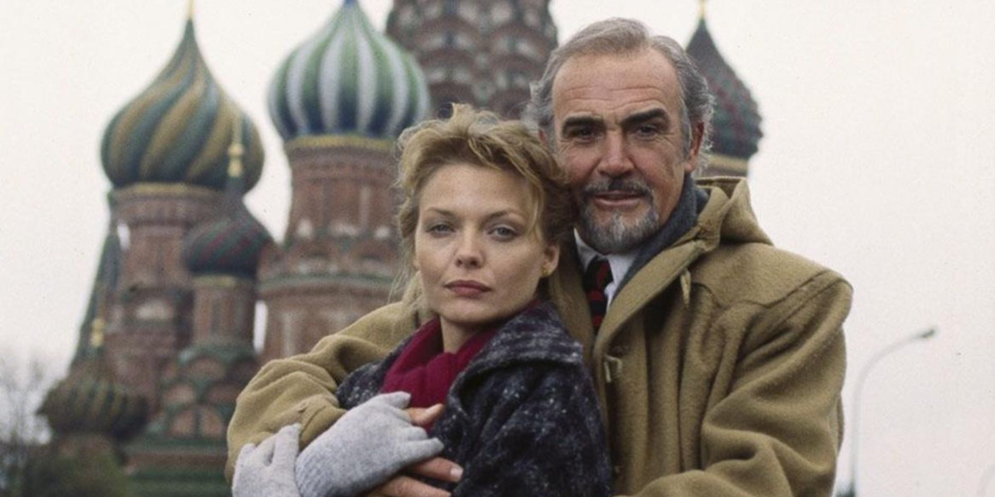 Photo publicitaire de 'The Russia House', avec Michelle Pfeiffer et Sean Connery devant la cathédrale Saint-Basile sur la Place Rouge, Moscou.