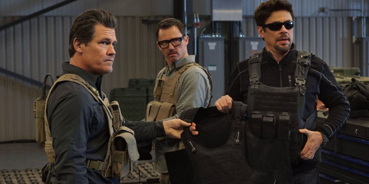 Josh Brolin, Jeffrey Donovan e Benicio del Toro como Matt, Steve e Alejandro olhando algo fora das câmeras em Sicario: Day of the Soldado.