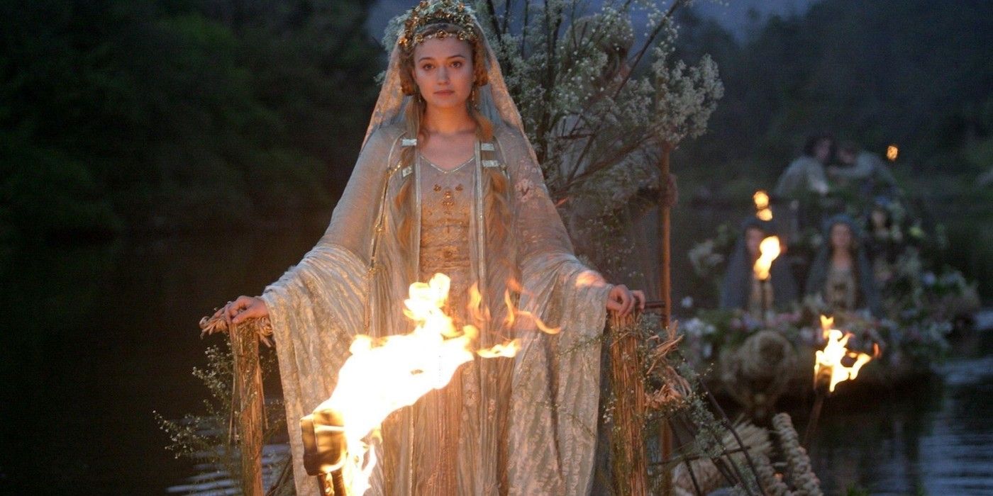 Sophia Myles as Isolde standing in front of fire in Tristan and Isolde