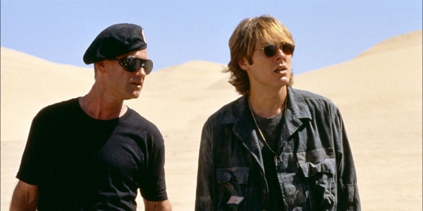 En Stargate, el coronel Jack O'Neill (Kurt Russell) y el Dr. Daniel Jackson (James Spader) viajan a Abydos.