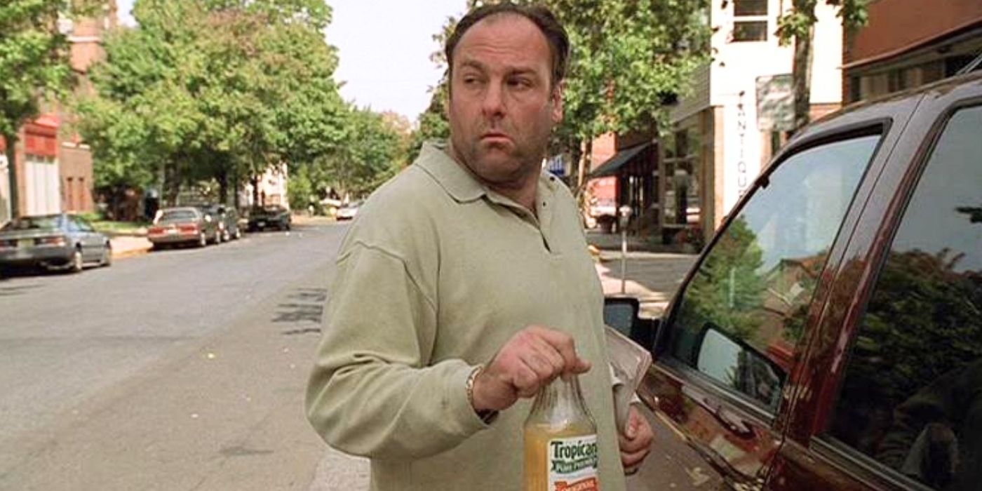 James Gandolfini debout dans la rue avec une bouteille de jus d'orange dans Les Soprano