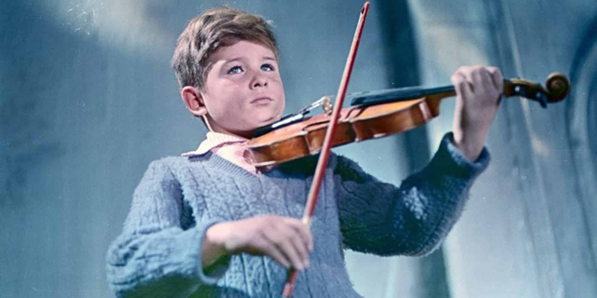 Igor Fomchenko como Sasha tocando el violín en La apisonadora y el violín de Andrei Tarkovsky (1961)