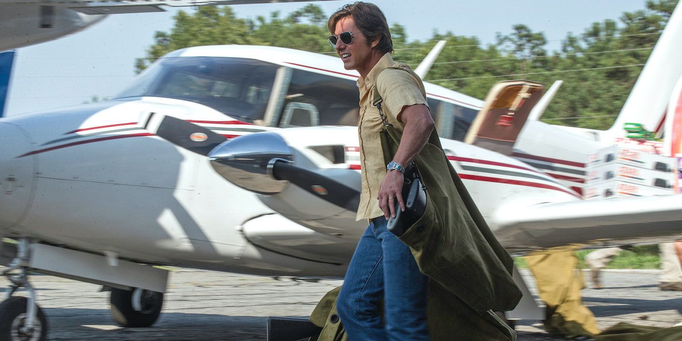 Tom Cruise boarding a plane in American Made (2017)