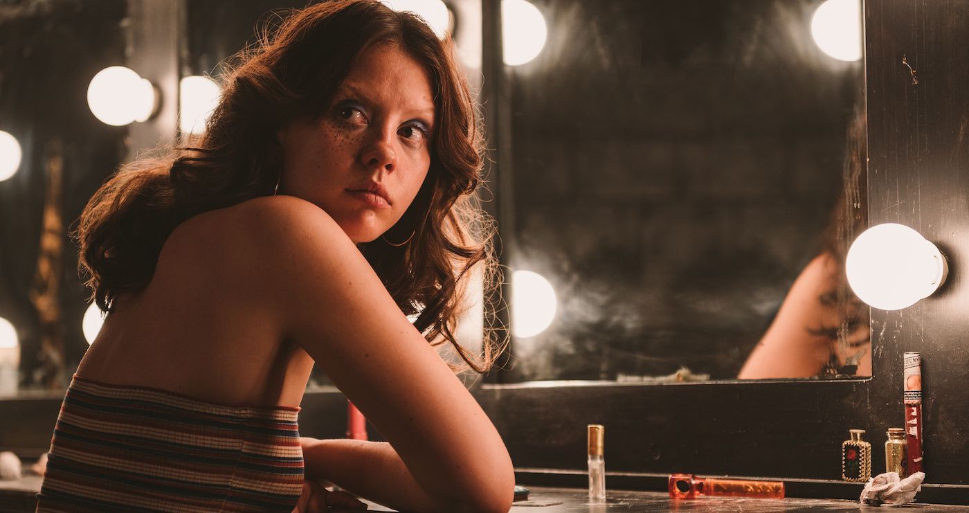 Mia Goth como Maxine sentada frente a un espejo en X