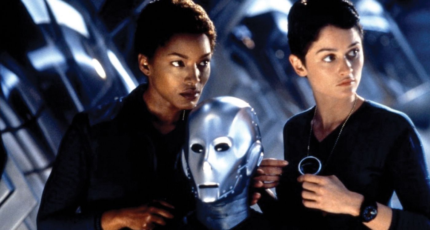 Angela Bassett and Robin Tunney in Supernova