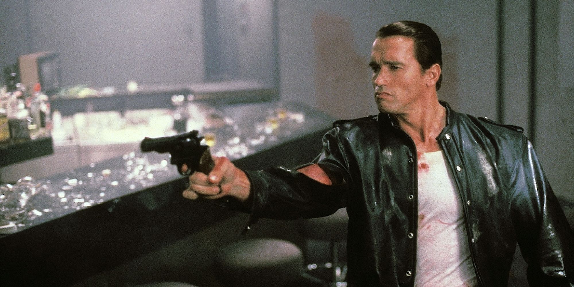 Arnold Schwarzenegger aiming a gun in Raw Deal