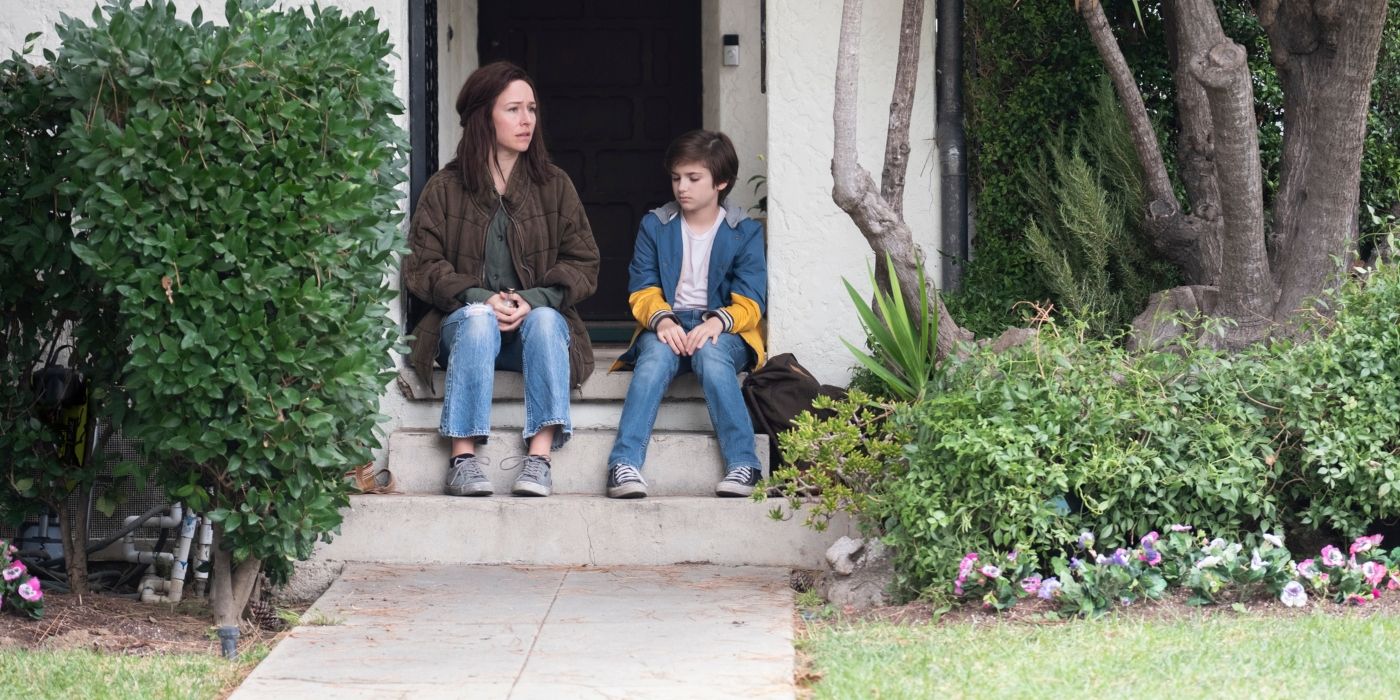 Sarah Goldberg dans le rôle de Sally assise à côté de Zachary Golinger dans le rôle de John sur la marche devant sa maison dans Barry Saison 4 Episode 7