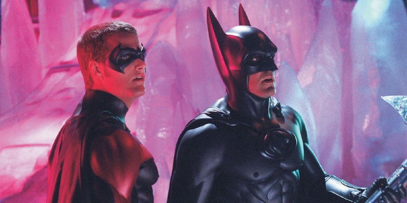باتمان (جورج كلوني) وروبن (كريس أودونيل) يقفان معًا في عرين السيد فريز في مشهد من فيلم باتمان وروبن