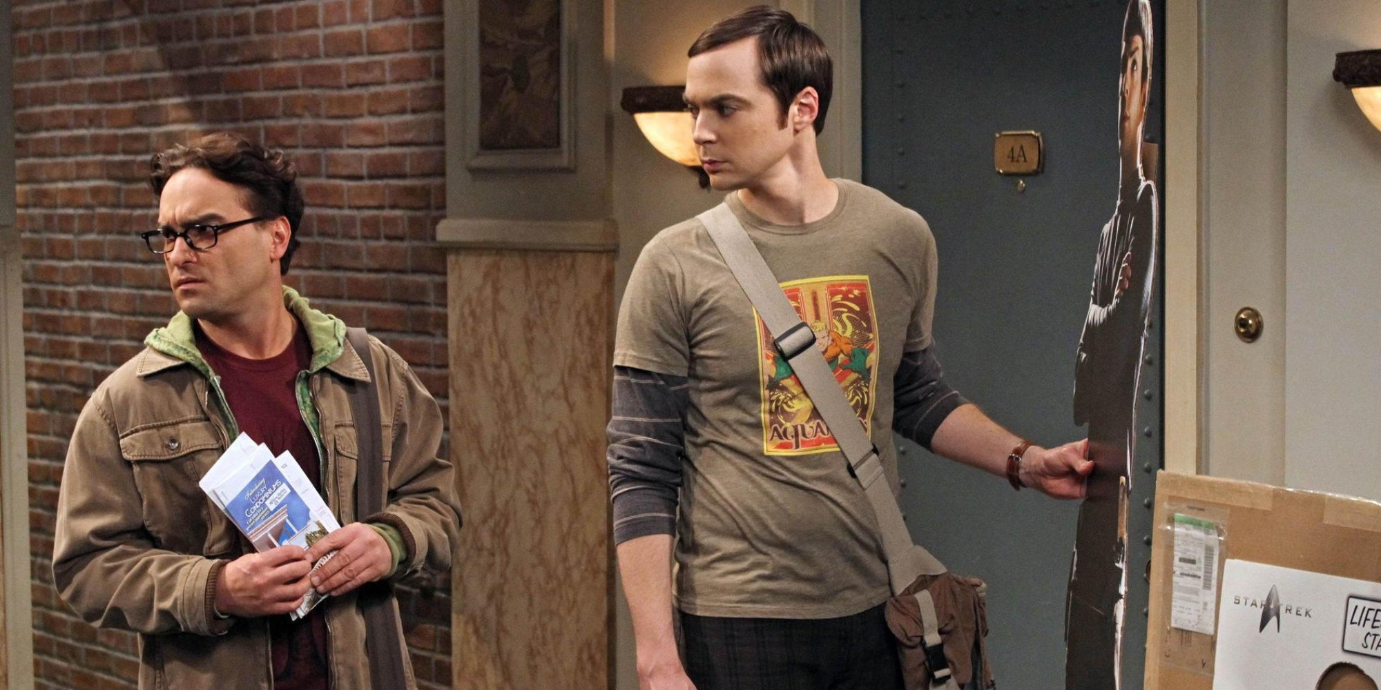 Leonard e Sheldon fuori dalla porta del loro appartamento in 