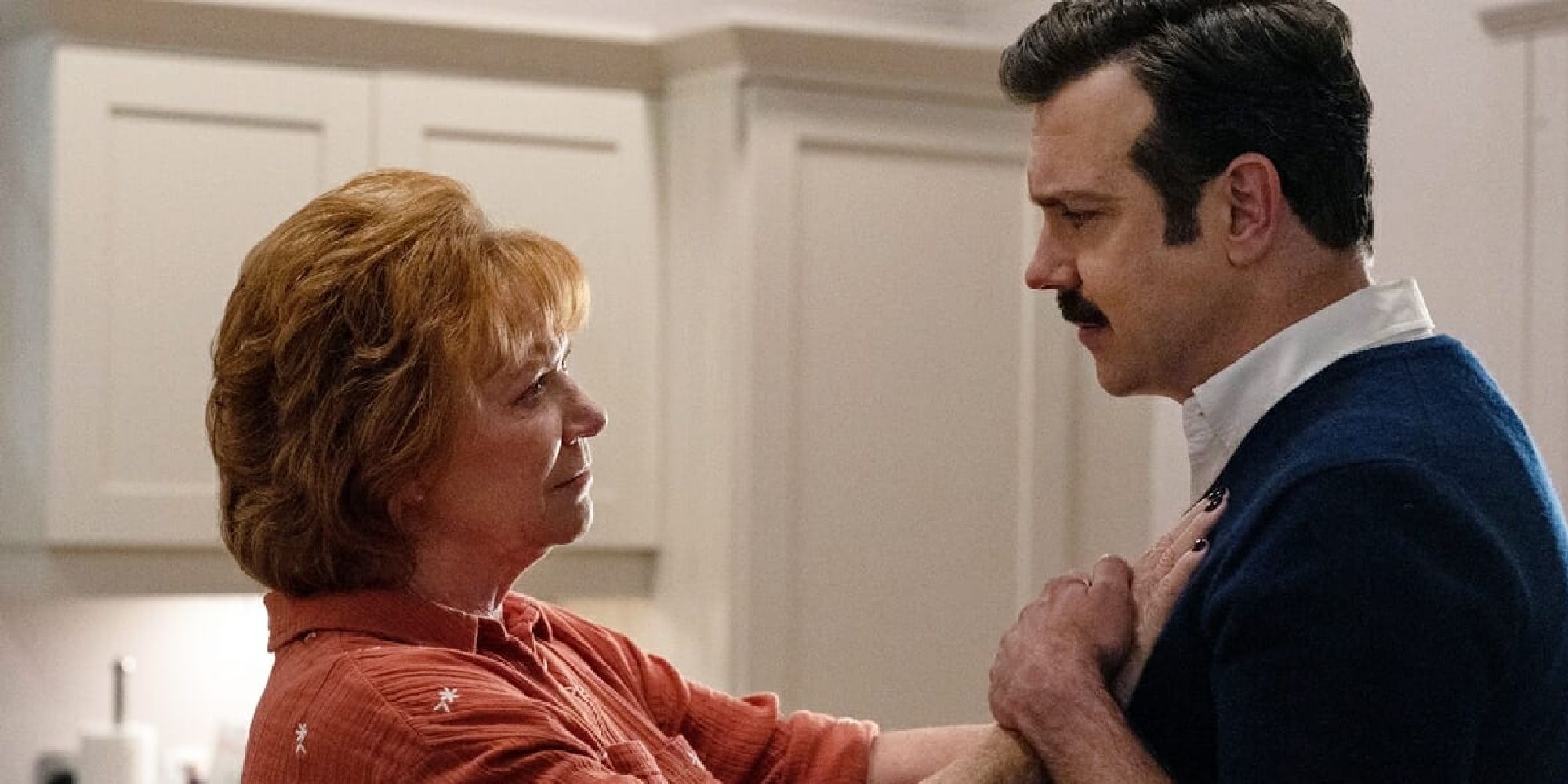 Becky Ann Baker and Jason Sudeikis in Ted Lasso