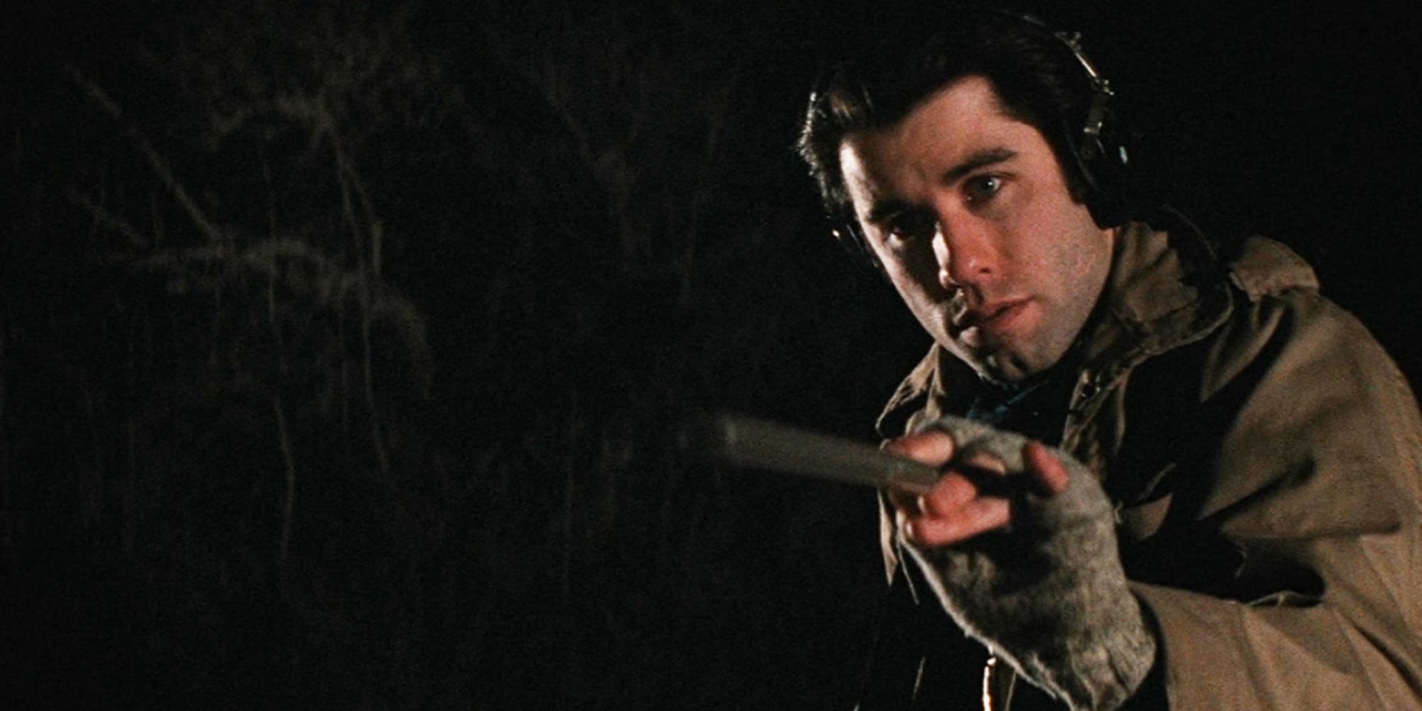 John Travolta dans le rôle de Jack Terry enregistrant le son ambiant à l'extérieur par une nuit froide