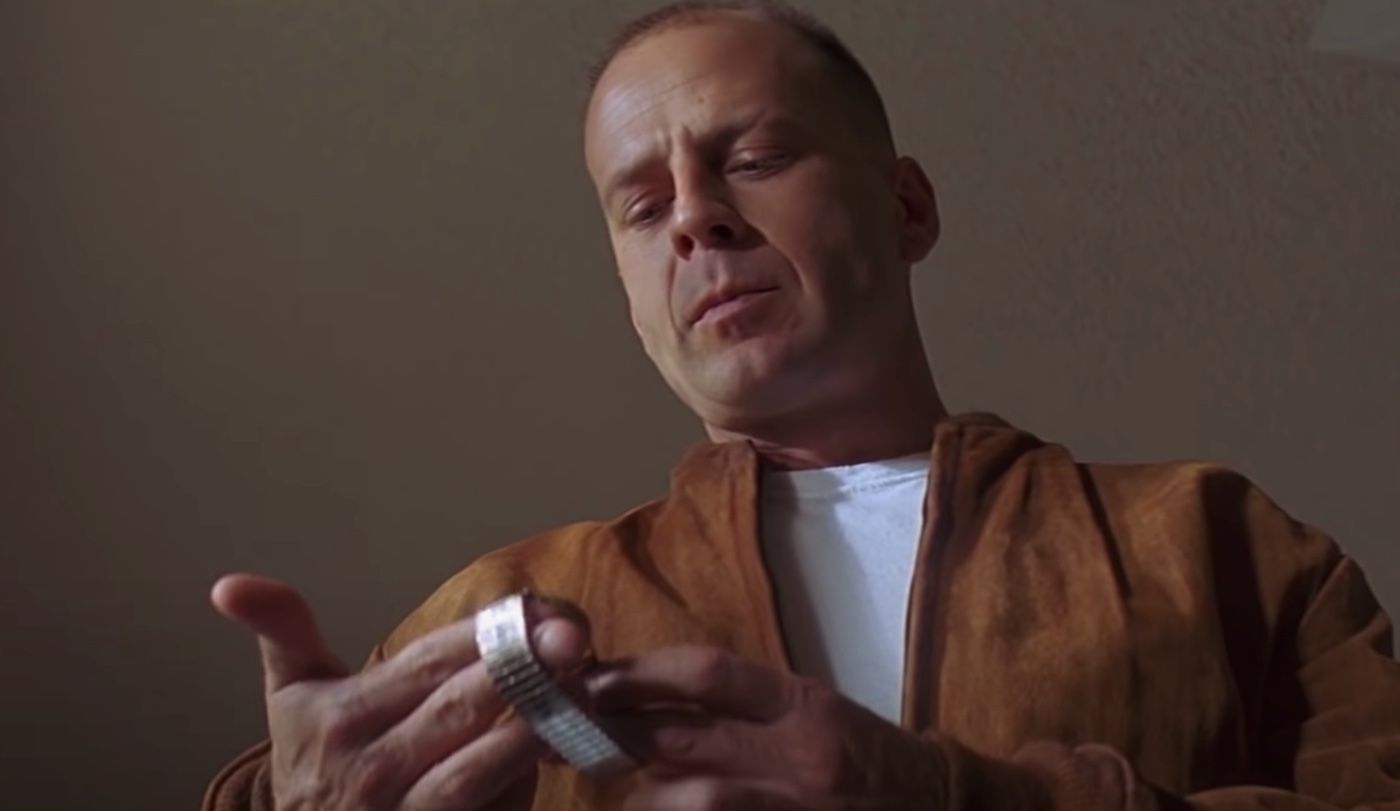 Bruce Willis dans le rôle de Butch tenant sa montre dans la pulp fiction