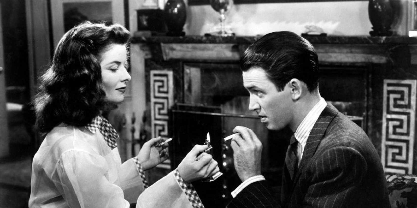 Tracy (Katharine Hepburn) Filadelfijas stāstā apgaismojums Maika (Džimijs Stjuarts) cigarets Filadelfijas
