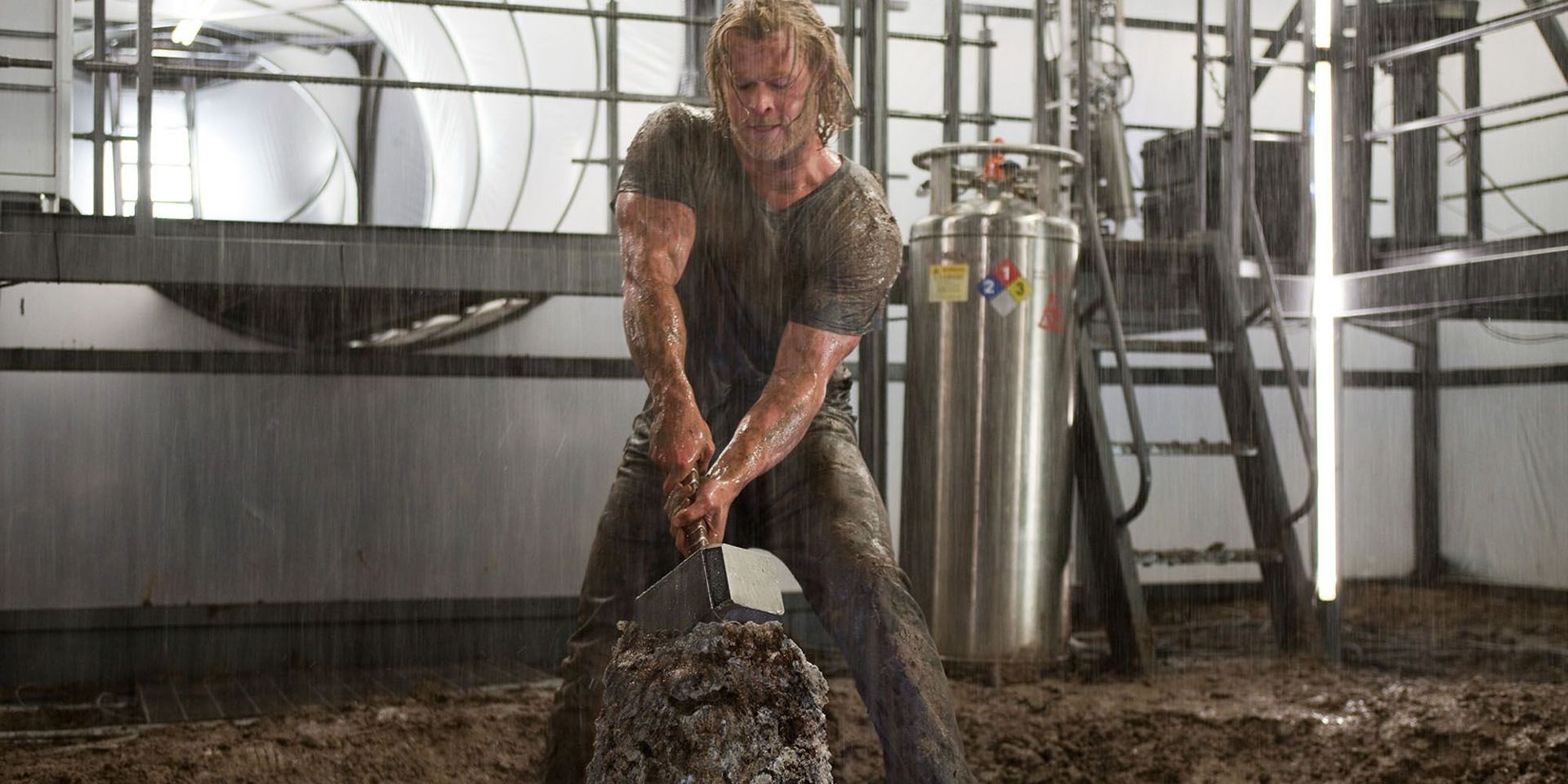 Chris Hemsworth como Thor tentando pegar seu martelo na lama em ‘Thor’