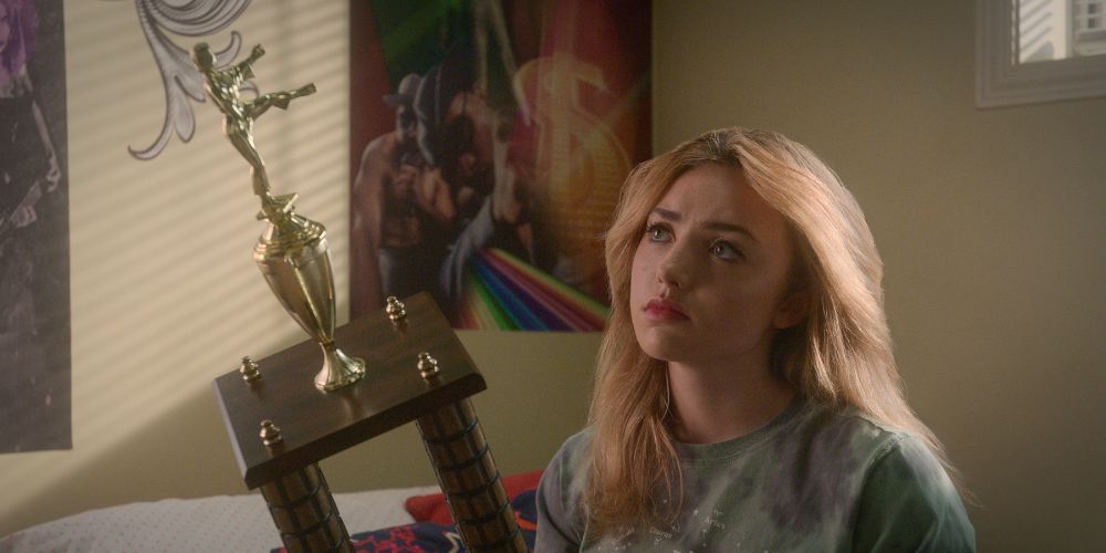 Peyton List como Tory mirando el trofeo en la temporada 5 de Cobra Kai