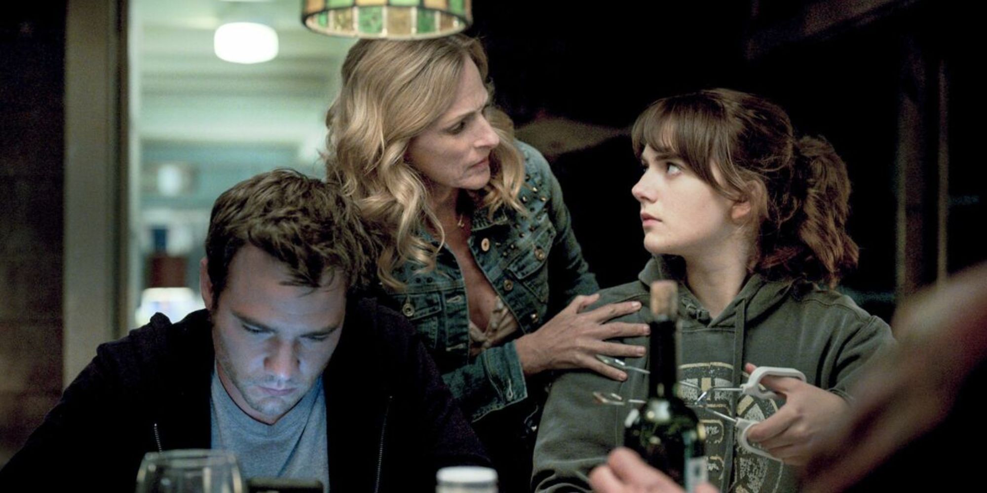 Daniel Durant, Marlee Matlin, and Emilia Jones as Leo, Jackie, and Ruby Rossi at the dinner table in 'CODA’ (2021)