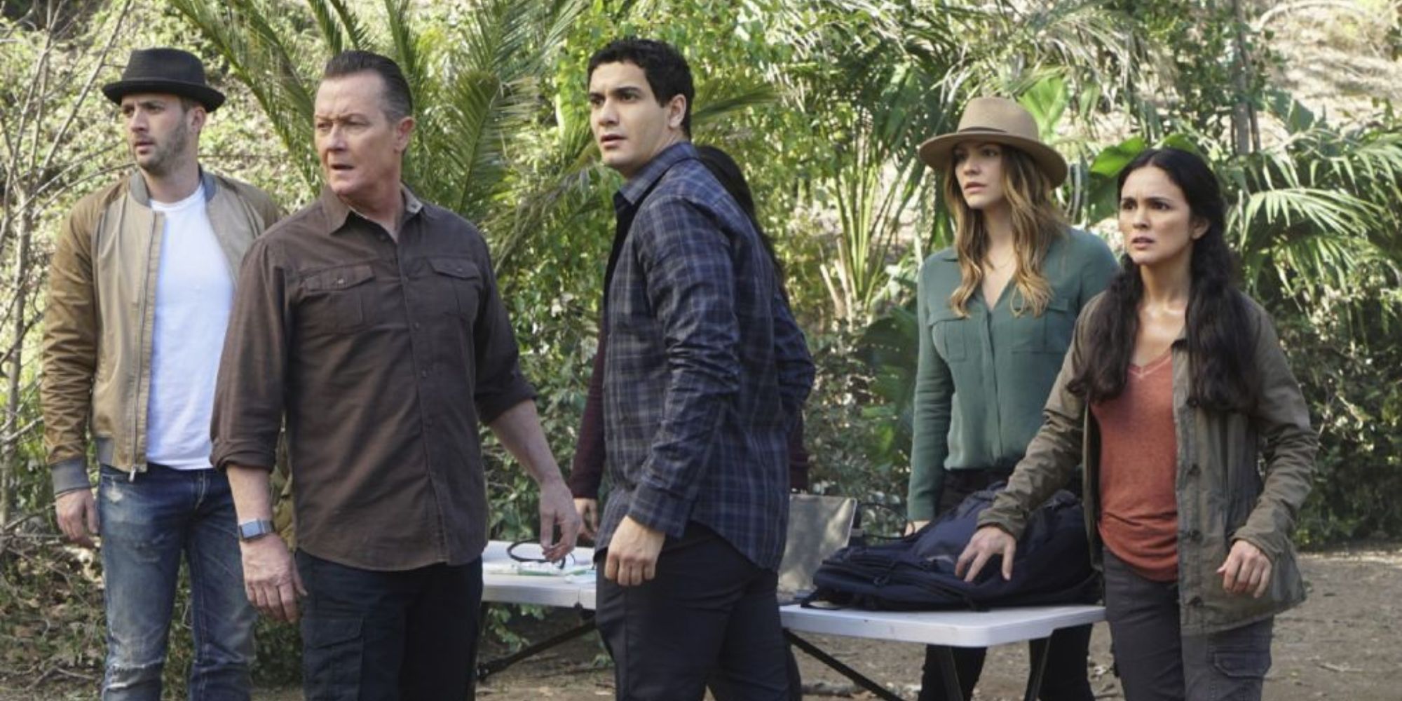 The cast of the TV show Scorpion outside, looking surprised at something.