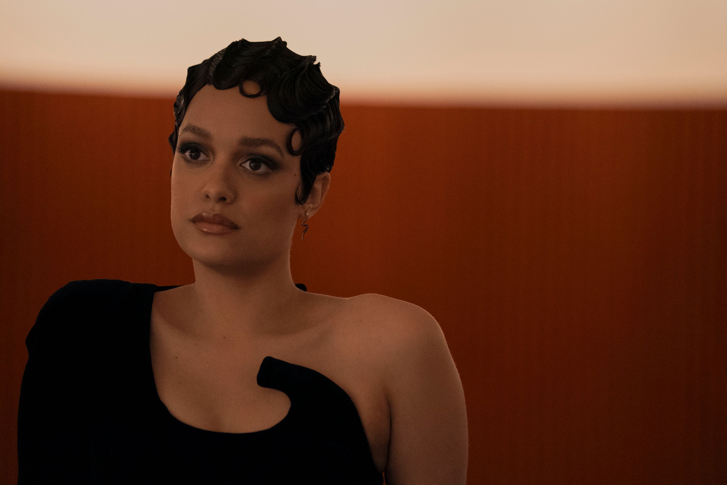 Britne Oldford as Genevieve with finger waves at launch party in Dead Ringers