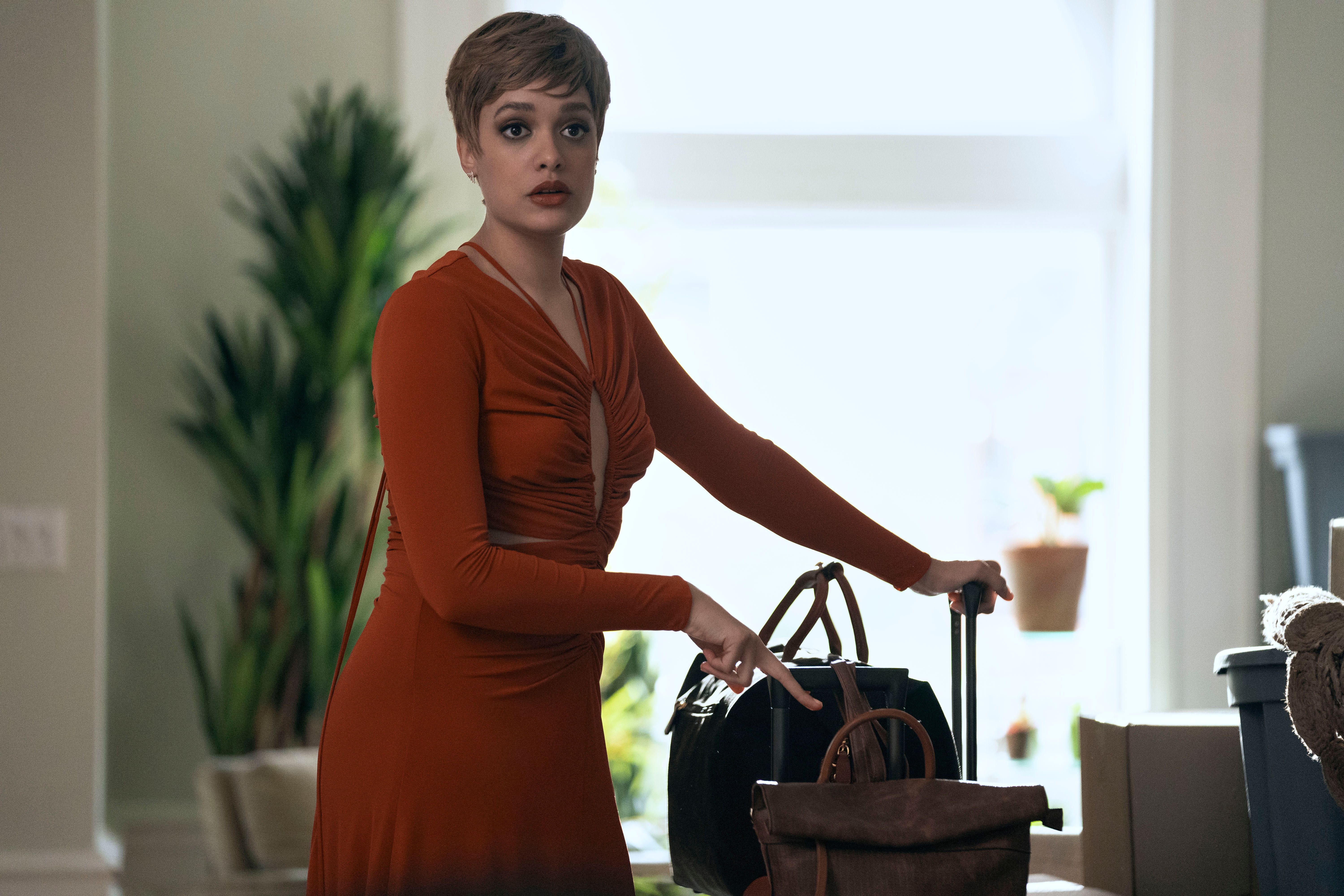 Britne Oldford as Genevieve with suitcase in Dead Ringers