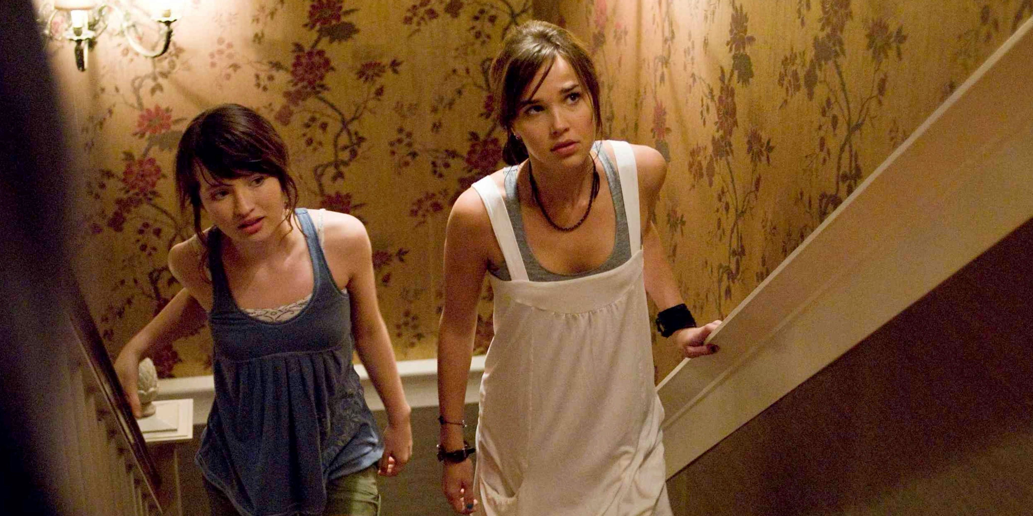 Emily Browning et Arielle Kebbel en tant que sœurs dans The Uninvited.
