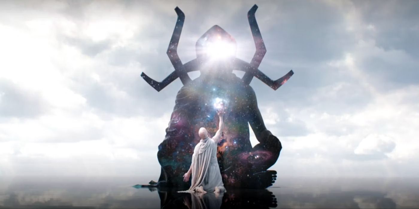Gorr, o Açougueiro de Deuses (Christian Bale), se ajoelha diante da Eternidade em Thor: Amor e Trovão