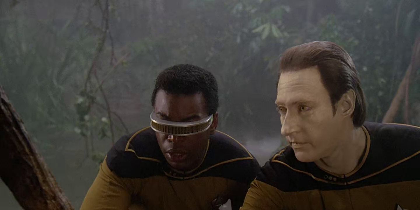 Geordi (Levar Burton) e dados (Brent Spiner) em um planeta em Star Trek: The Next Generation's's Shades of Grey