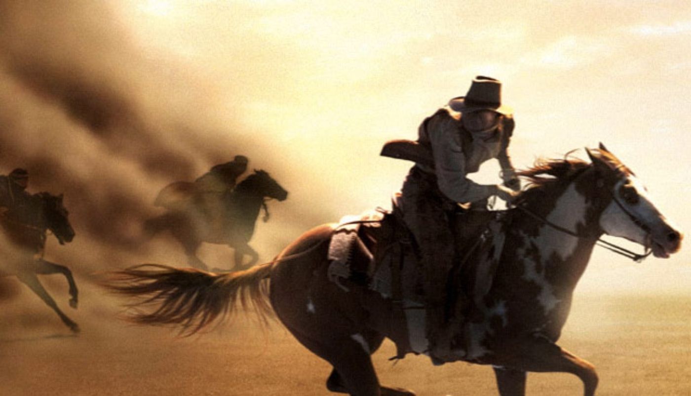 Viggo Mortensen et son cheval tentent de distancer une tempête de sable à HIdalgo. 