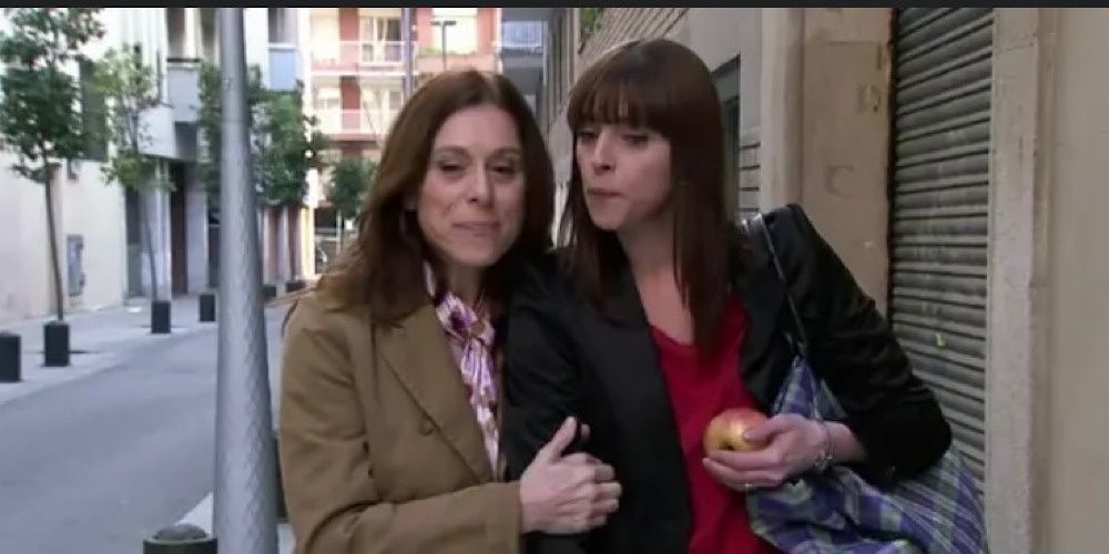 Two main characters walking in Infieles.