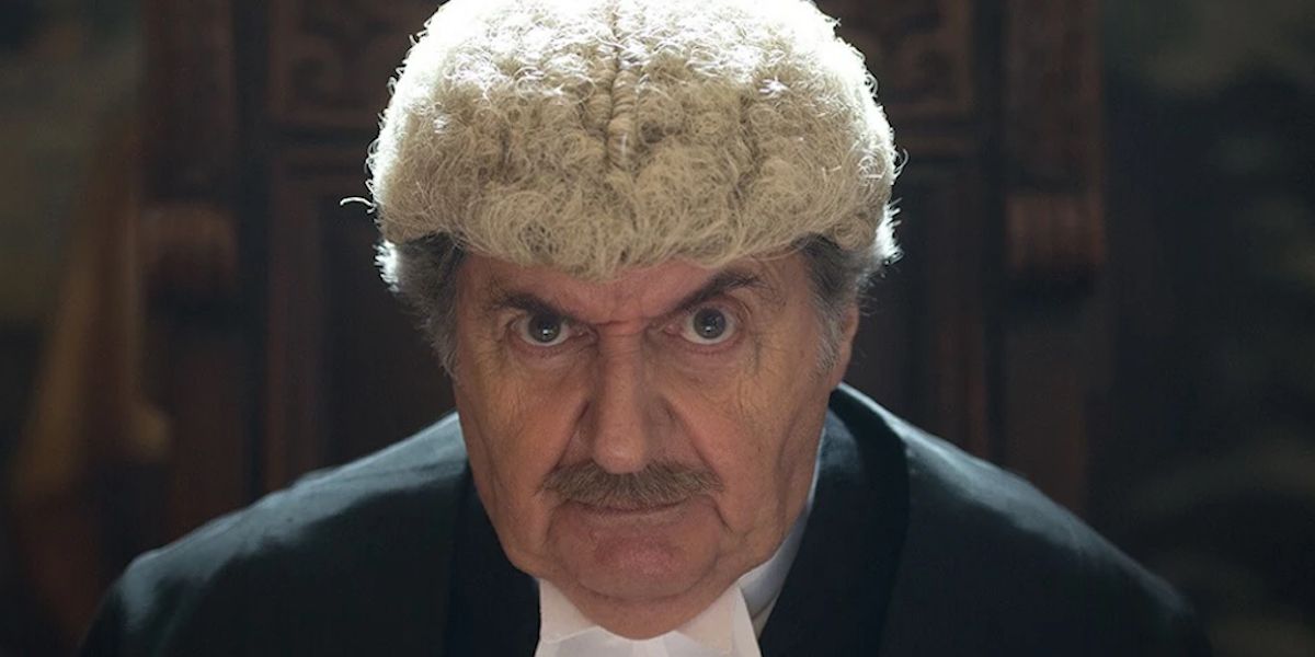 Tom Conti interpreta al juez Gerald Biggleswade en Paddington 2