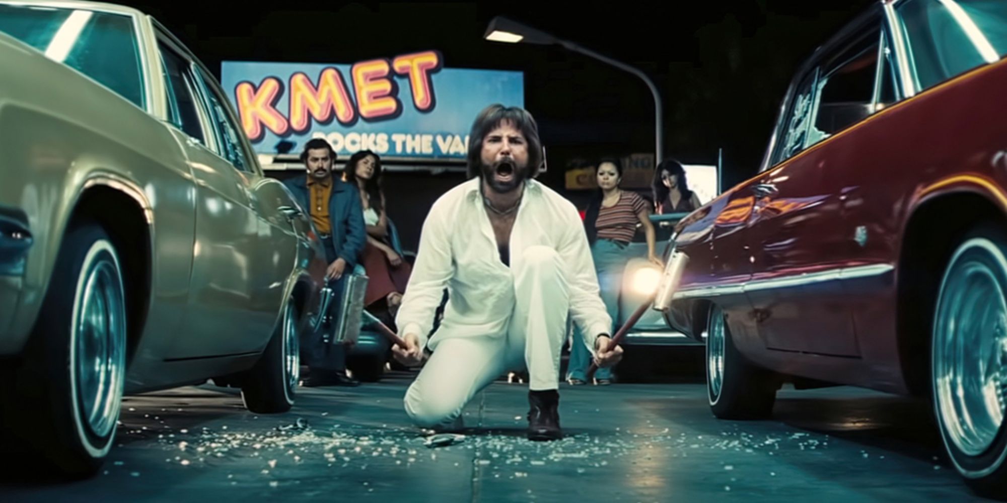 Jon Peters (Bradley Cooper) screams between two cars in Licorice Pizza (2021)