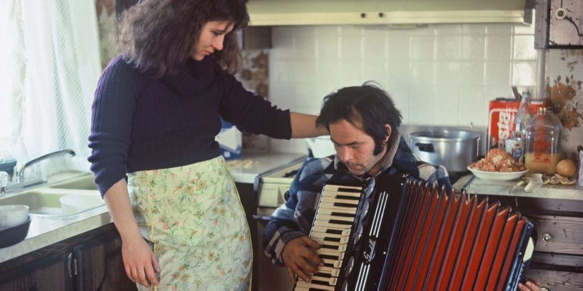 Homme jouant de l'accordéon dans 'Stroszek', accompagné d'une femme