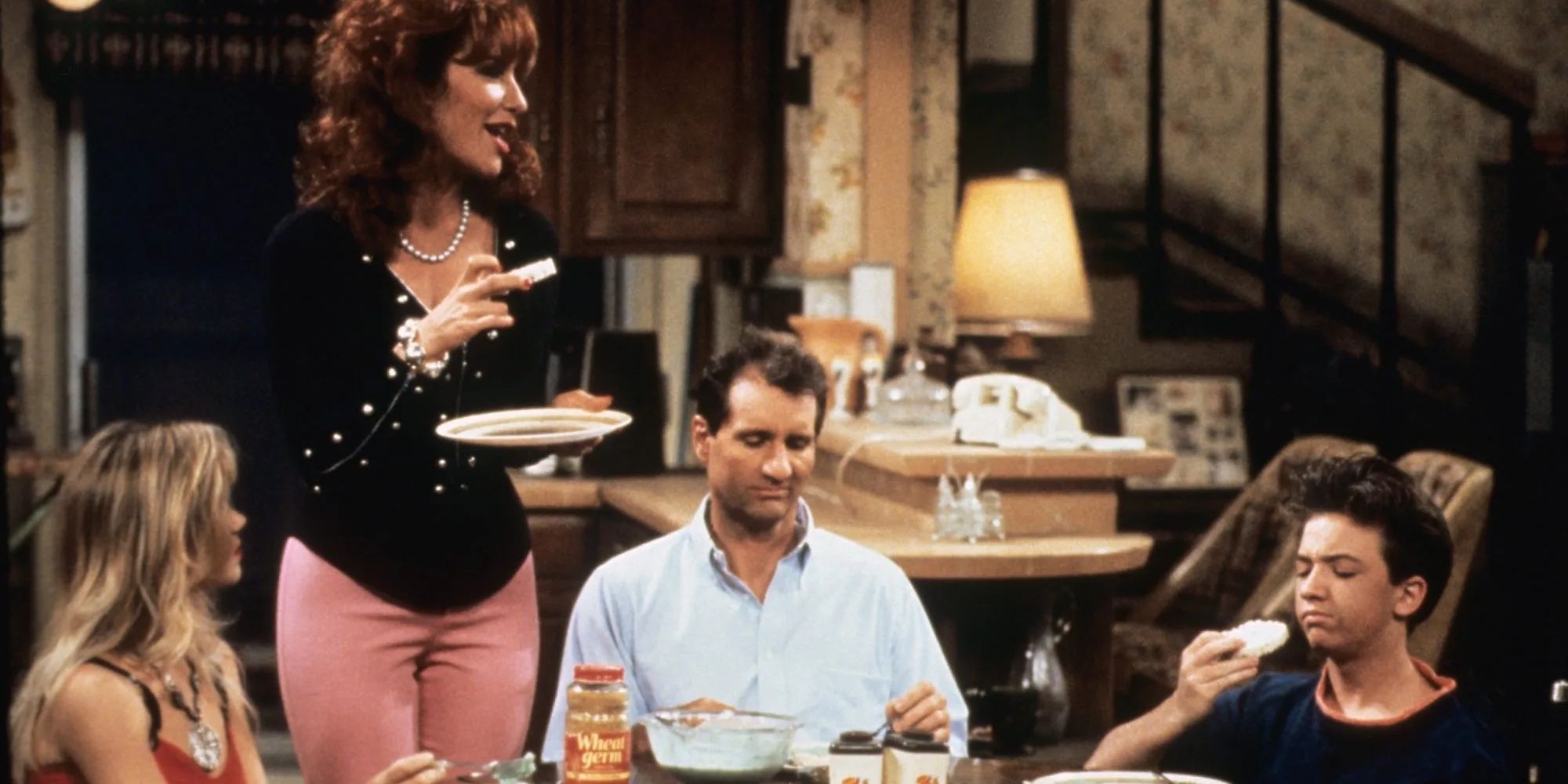 The cast of 'Married With Children' eats together at the table