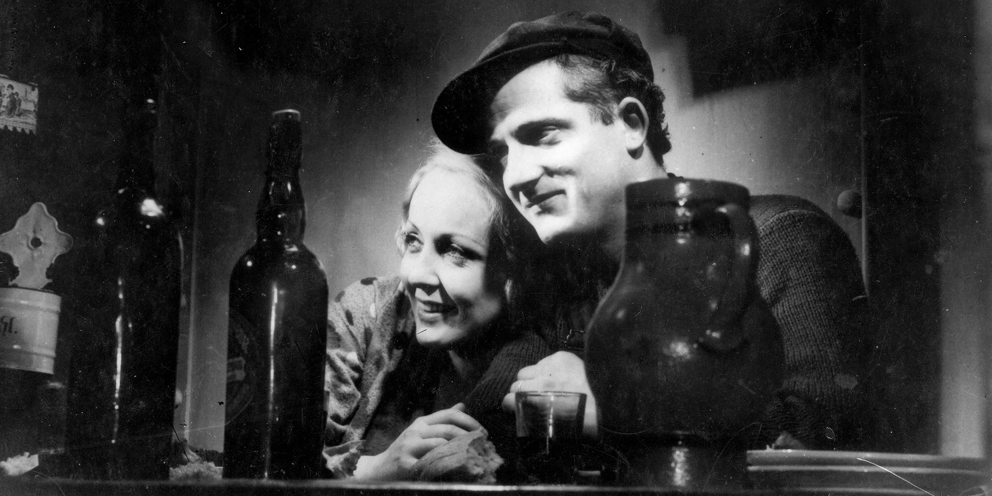 Michel Simon et Dita Parlo dans 'L'Atalante', assis dans un bar