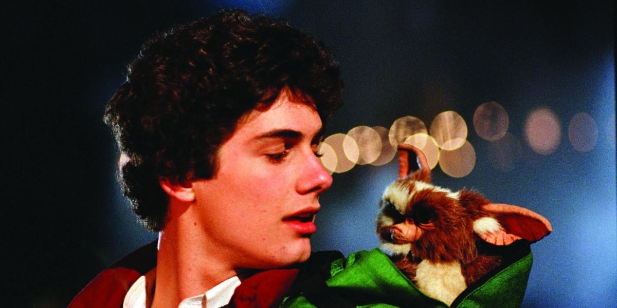 Zach Galligan as Billy and Howie Mandel as Gizmo in Gremlins