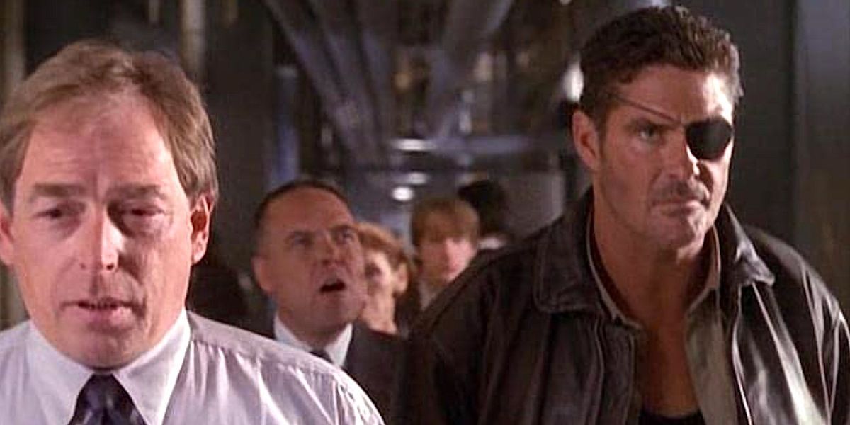 Gary Chalk como Dum Dum Dugan y David Hasselhoff como Nick Fury en Nick Fury: Agente de S.H.I.E.L.D.