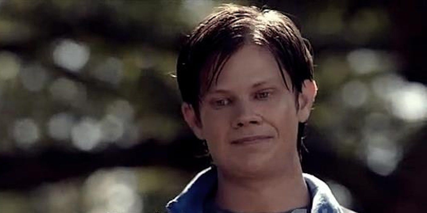 Lee Norris as Mouth McFadden, looking down in One Tree Hill Season 9