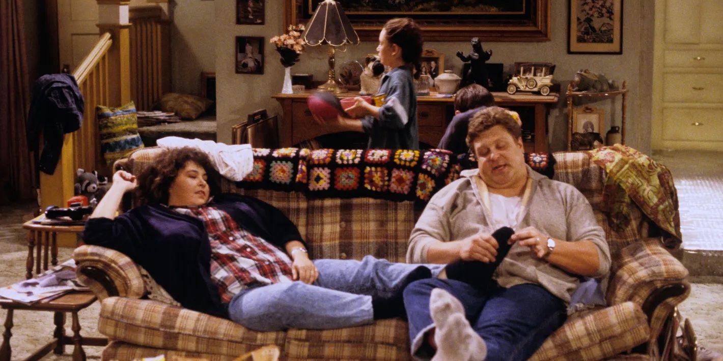 Dan rubs Roseanne's feet on couch in tv show 'Roseanne'