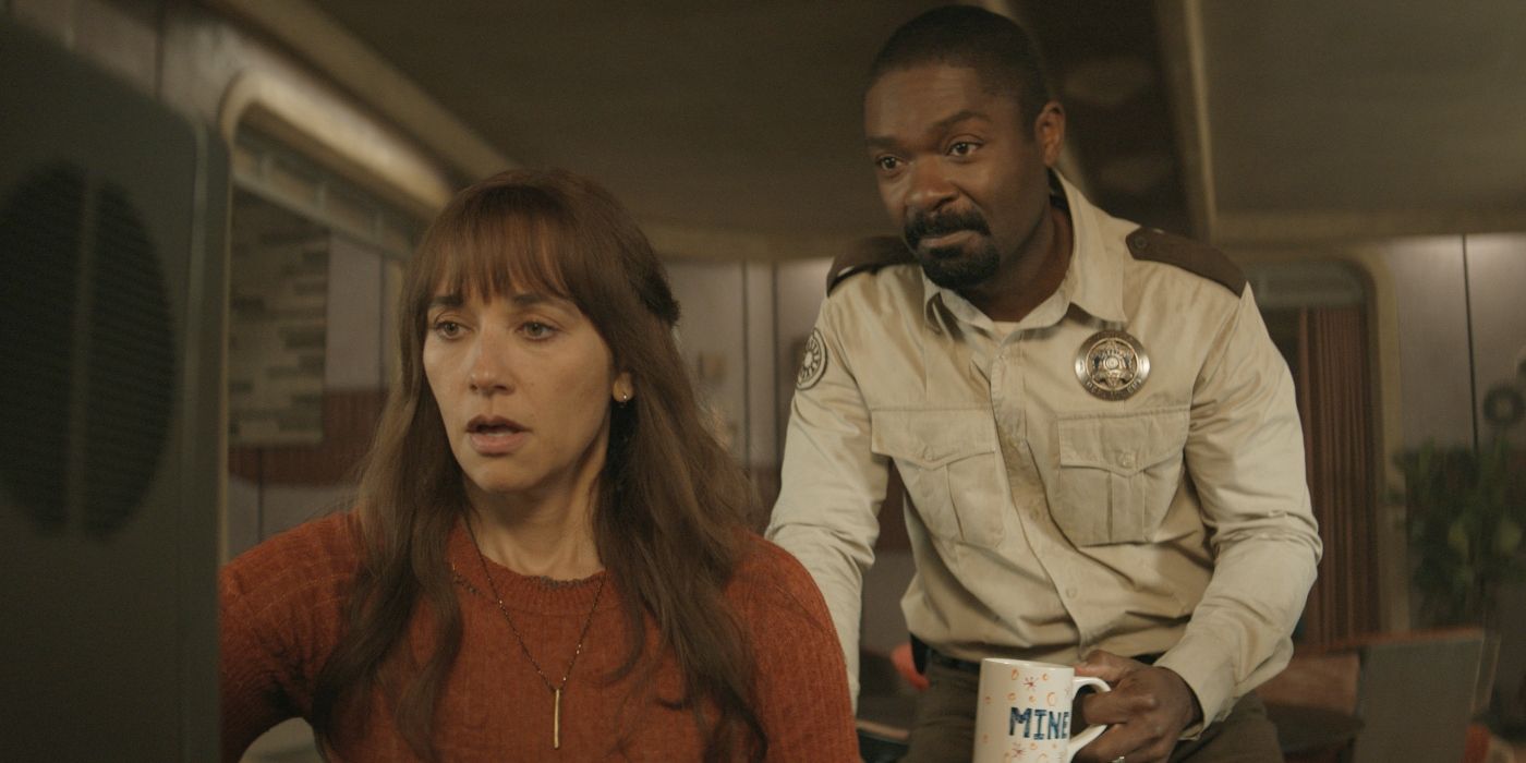 Rashida Jones como Alison y David Oyelowo como Holston en Silo. 