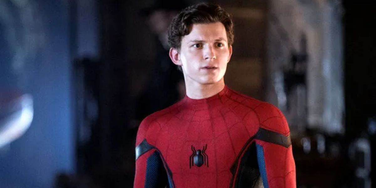 Tom Holland dans la tenue de Spider-Man sans le masque.