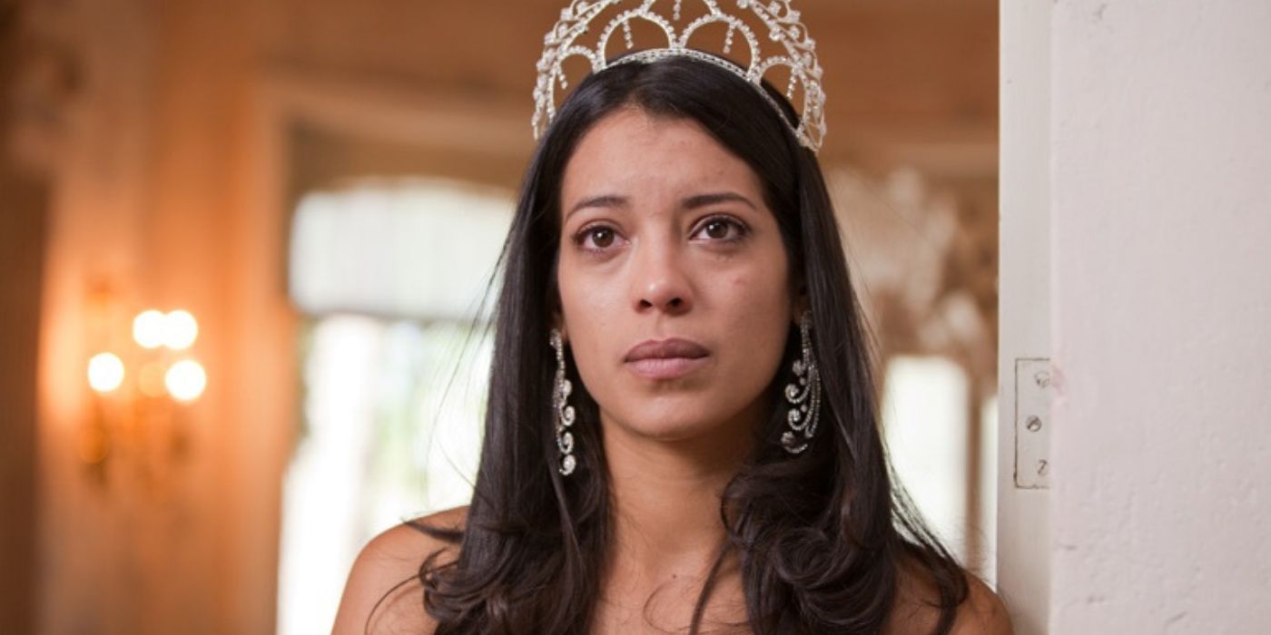 Stephanie Sigman as Laura Guerrero crying while wearing a beauty pageant crown in Miss Bala