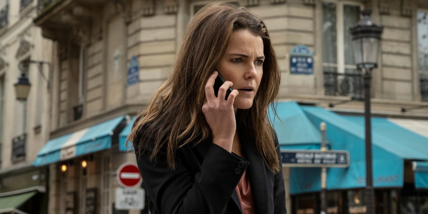 Keri Russell como Kate Wyler hablando por su teléfono celular en The Diplomat 