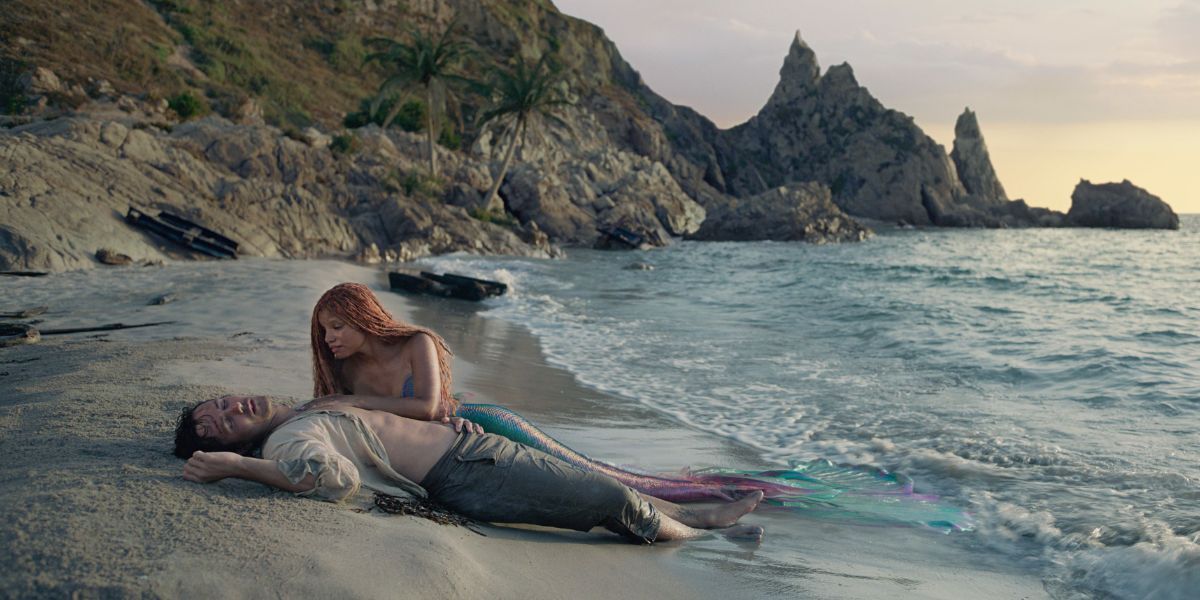 هالي بيلي بدور آرييل وجونا هاور كينج في دور إريك في فيلم The Little Mermaid عام 2023