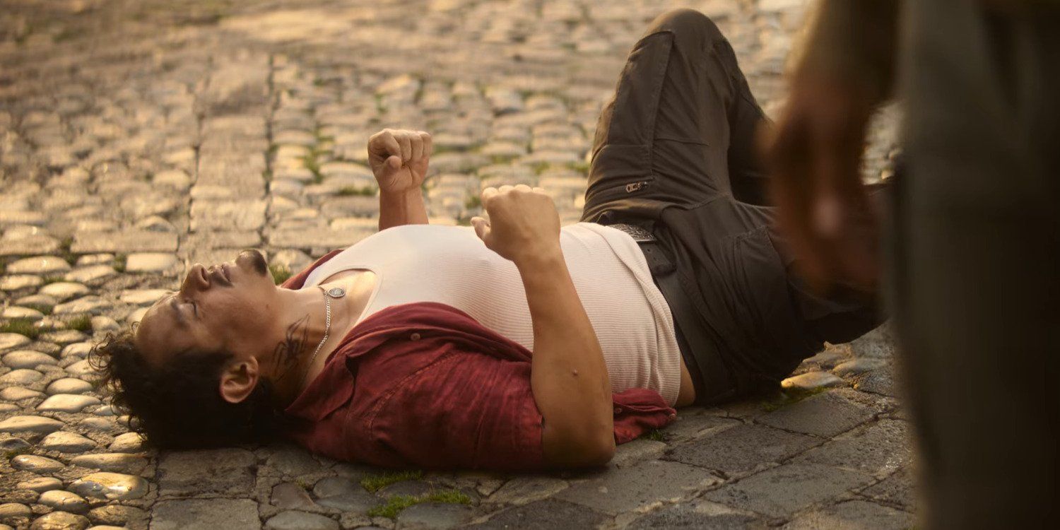 Une photo du film 'The Mother' mettant en vedette Tarantula, joué par Jesse Garcia, gisant sur le sol dans la douleur et la déception
