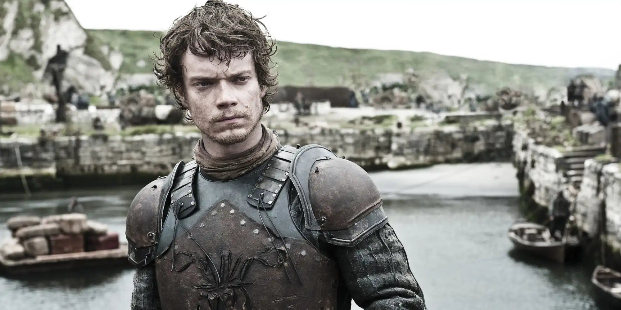 Theon Greyjoy está en la orilla con una expresión seria en su rostro en Juego de Tronos.