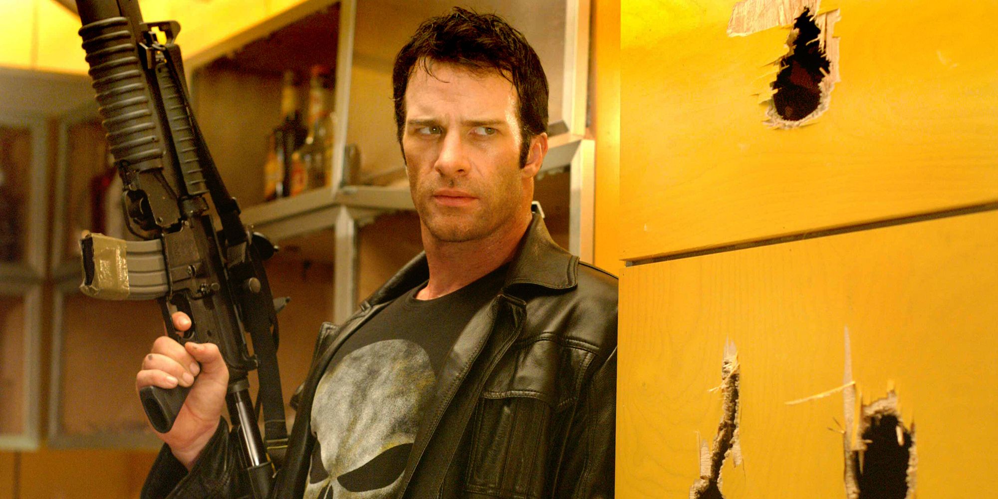 Thomas Jane holding a gun in The Punisher